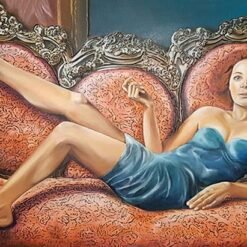 Femme allongée sur canapé