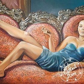 Femme allongée sur canapé